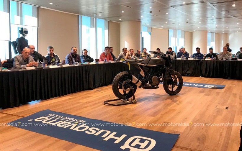Husqvarna Motorcycles España presenta la Vitpilen y Svartpilen a sus concesionarios