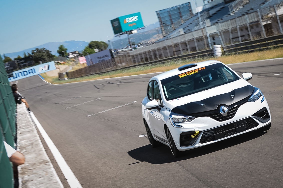El Clio RSR se estrenó en circuito