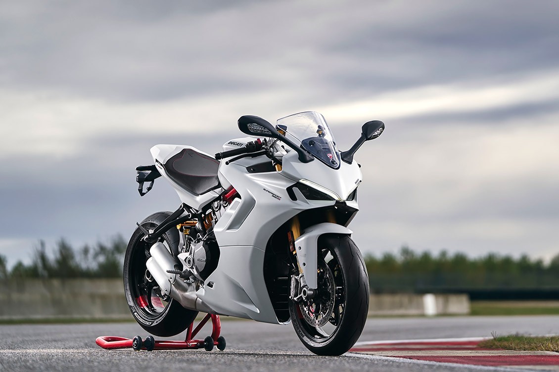 SuperSport 950, renovada en estética y electrónica,