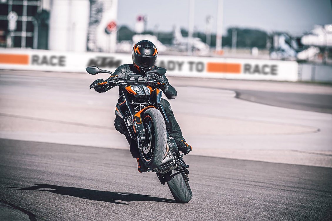 La KTM 890 DUKE , aún más