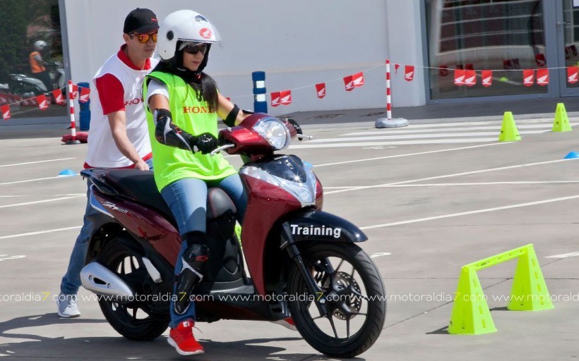 Broche de oro al II Curso de Iniciación a la Scooter de Honda Canarias